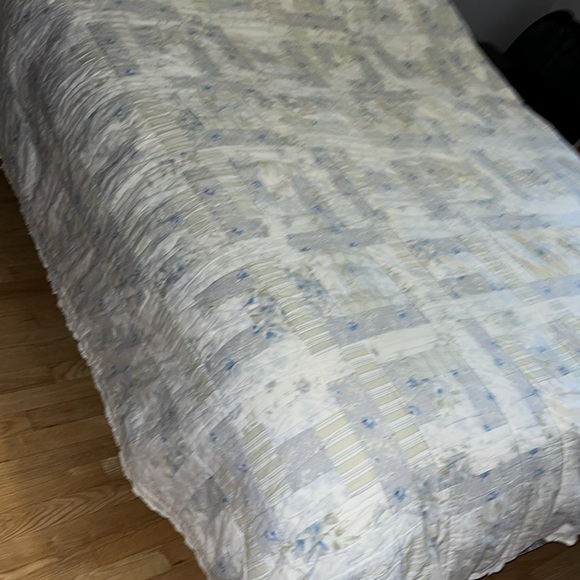 Rachel Ashwell Simply Shabby Chic Queen 100”x 86” Patchwork Cotton Quilt - Picture 4 of 10